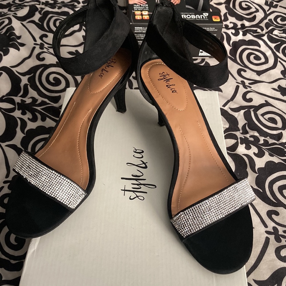 Gently used excellent condition black shoes from style & co- size 10.5